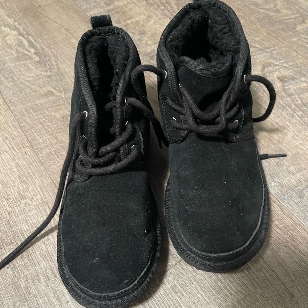 Neumel Ugg boots in black gently worn! Youth size 3
